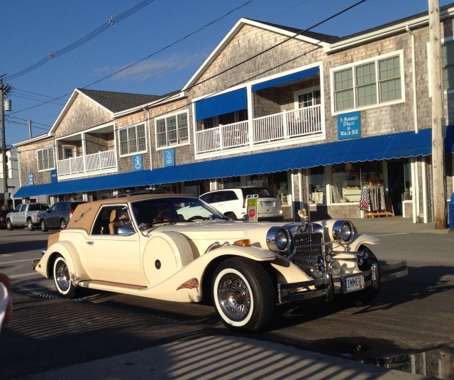 While eating our ice cream, we observed this Rolls Royce Excaliber, a classic. 