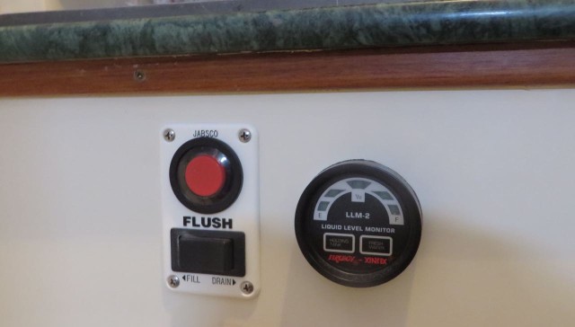 A new gauge next to the flush button.