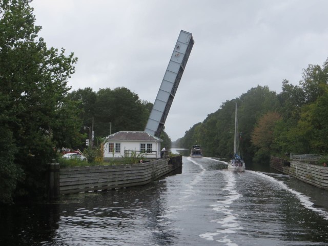 Just a half mile down the canal is a little bridge that has to open. Robert, as lock tender, does the lock and then drives to thuebridge and opens it for the boats.