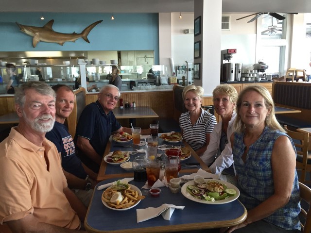 Lunch at the Surfrider Restaurant with the Crouch clan - Dan and Marcia and Dan's sister Beth and husband Rich. Delicious crab cakes again!!