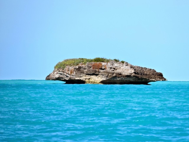 This is a photo of Don't Rock from the internet. This rock is featured in many guides and chartbooks about the Abacos. I never knew it was this specific rock until we researched the passage. This is what it looks like on a pretty day.