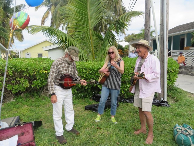 A little group of musician entertained folks as they shopped and ate.